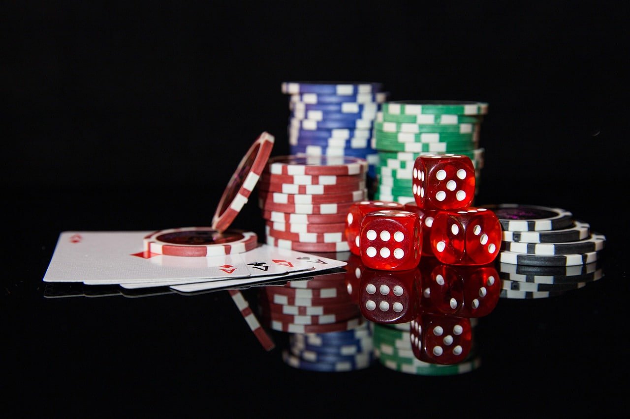Filipino player accessing 4 ph live casino on a mobile phone